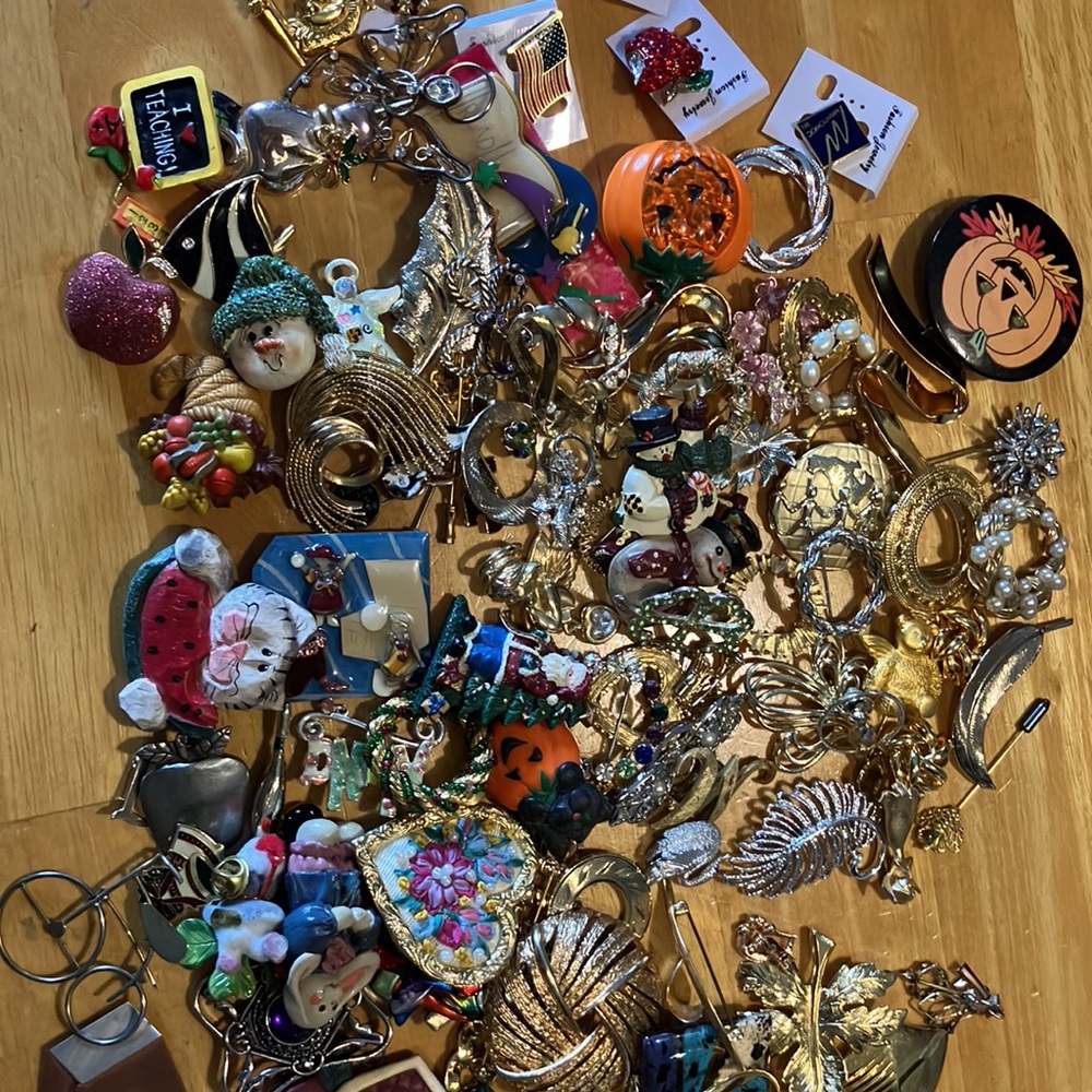 Big lot of 111 piece assorted estate sale ladies /girls pins, beautiful jewelry